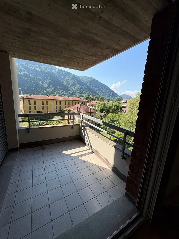 Appartement lumineux de 4,5 pièces à louer au troisième étage, d'une superficie de 110,72 m2