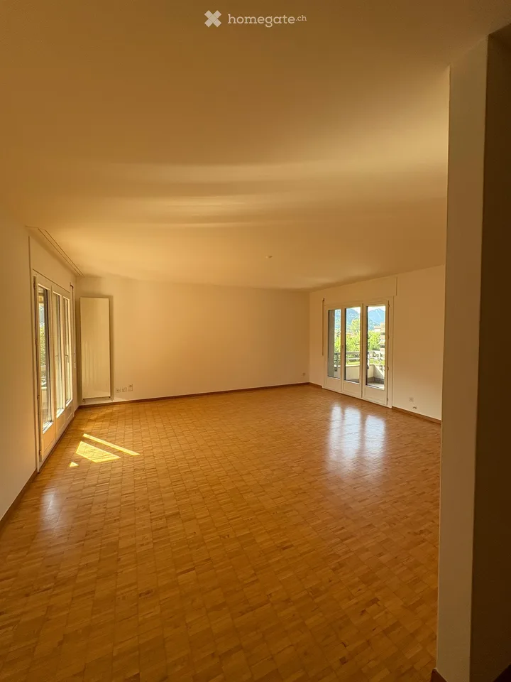 Appartement lumineux de 4,5 pièces à louer au troisième étage, d'une superficie de 110,72 m2