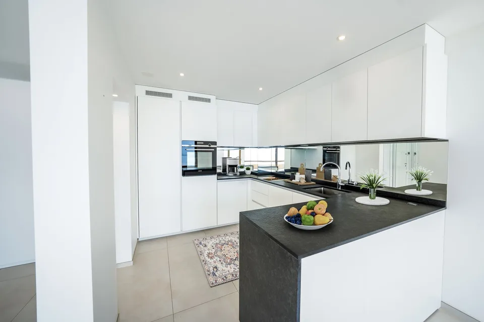 3.5 rooms renovated 86m2, panoramic lake view and 25m balcony
