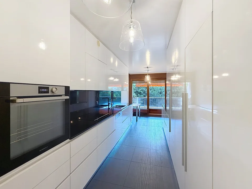 Spacious 5-Room Apartment with Indoor Pool Access in Florissant, Geneva – photo 3 sur 13