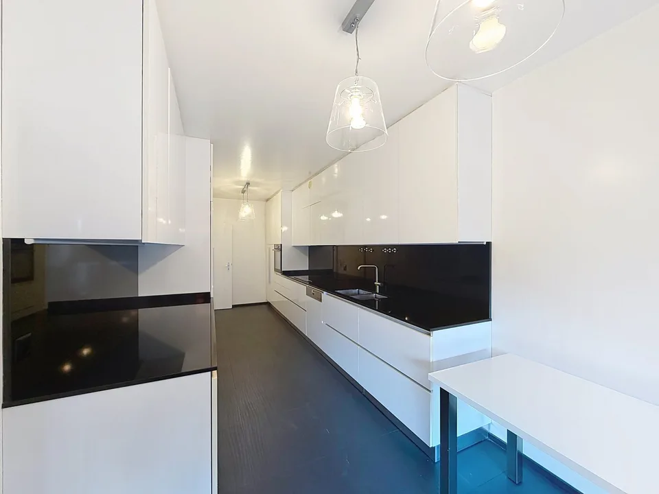 Spacious 5-Room Apartment with Indoor Pool Access in Florissant, Geneva – photo 4 sur 13