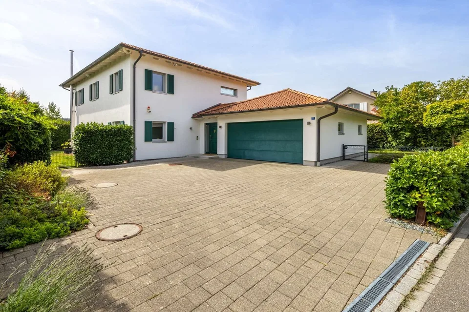 WEITBLICK TRIFFT LANDHAUSCHARME: Elegantes 6.5-Zimmer- Einfamilienhaus auf der Forch – Foto 2 von 13