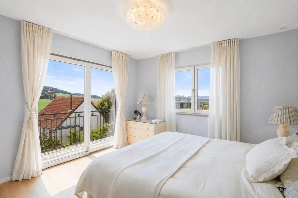 WEITBLICK TRIFFT LANDHAUSCHARME: Elegantes 6.5-Zimmer- Einfamilienhaus auf der Forch – Foto 12 von 13