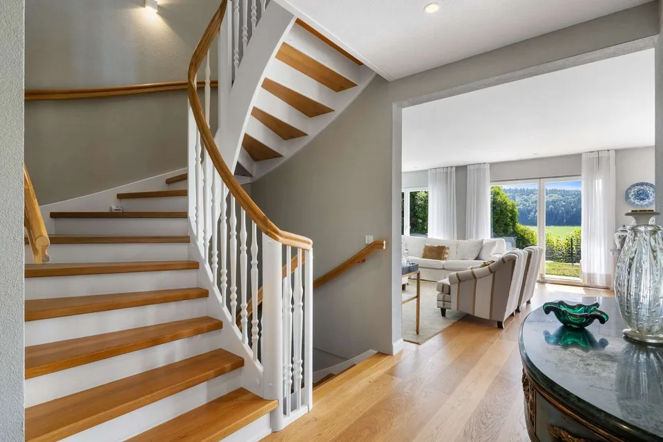 WEITBLICK TRIFFT LANDHAUSCHARME: Elegantes 6.5-Zimmer- Einfamilienhaus auf der Forch – Foto 4 von 13