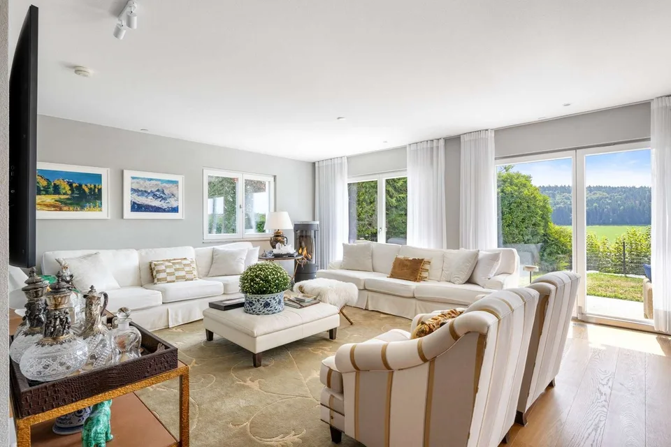 WEITBLICK TRIFFT LANDHAUSCHARME: Elegantes 6.5-Zimmer- Einfamilienhaus auf der Forch – Foto 5 von 13