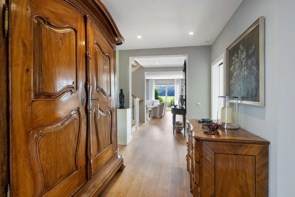 WEITBLICK TRIFFT LANDHAUSCHARME: Elegantes 6.5-Zimmer- Einfamilienhaus auf der Forch – Foto 3 von 13