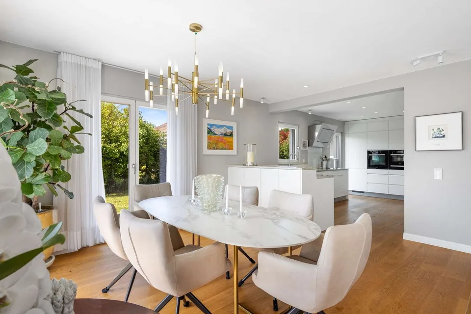 WEITBLICK TRIFFT LANDHAUSCHARME: Elegantes 6.5-Zimmer- Einfamilienhaus auf der Forch – Foto 8 von 13