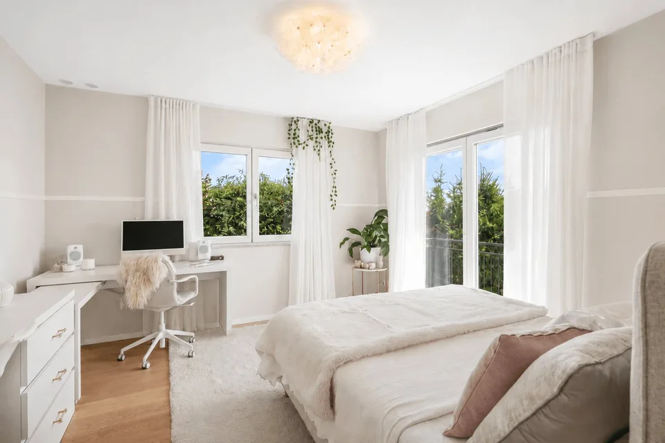 WEITBLICK TRIFFT LANDHAUSCHARME: Elegantes 6.5-Zimmer- Einfamilienhaus auf der Forch – Foto 13 von 13