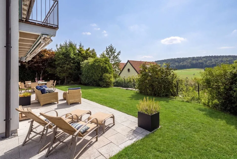 WEITBLICK TRIFFT LANDHAUSCHARME: Elegantes 6.5-Zimmer- Einfamilienhaus auf der Forch – Foto 11 von 13