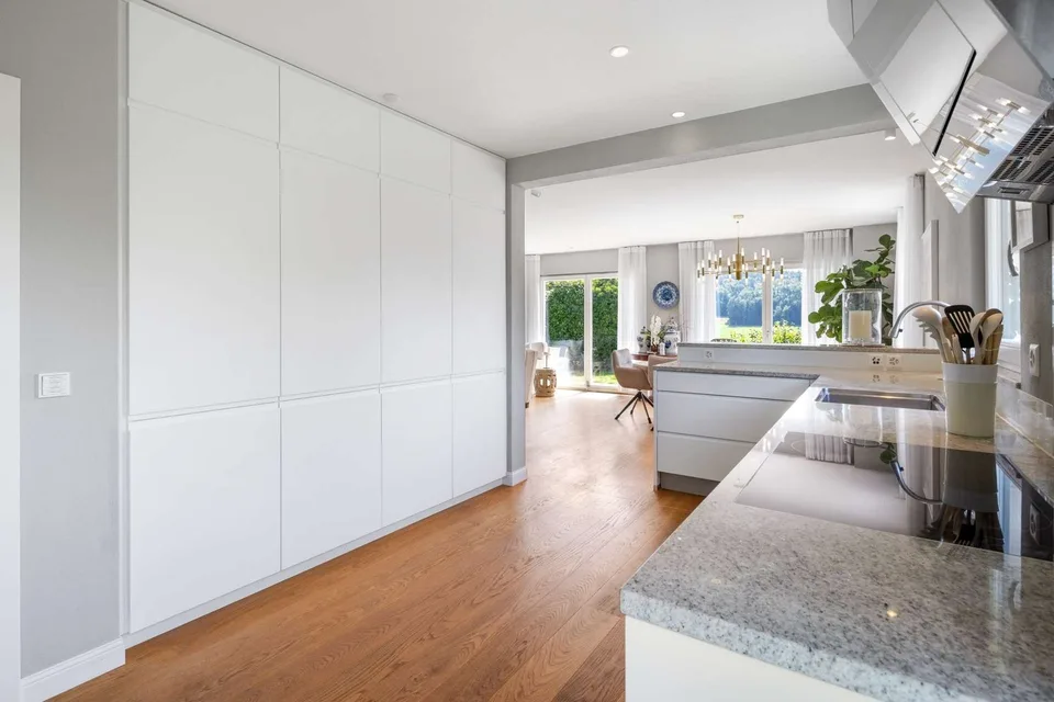 WEITBLICK TRIFFT LANDHAUSCHARME: Elegantes 6.5-Zimmer- Einfamilienhaus auf der Forch – Foto 10 von 13