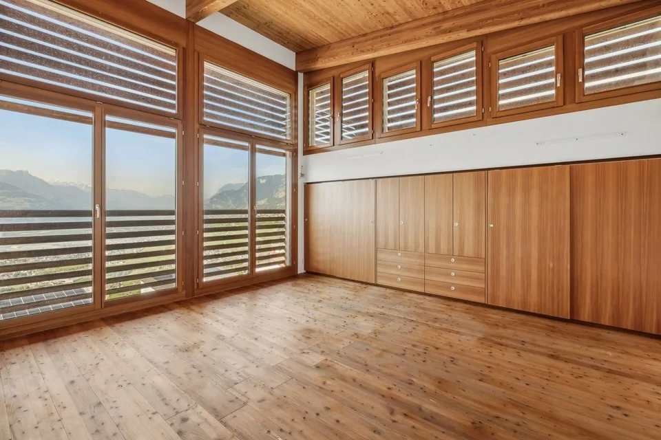 Villa mit separatem Anbau und Dominanz über der Ebene. – Foto 7 von 10