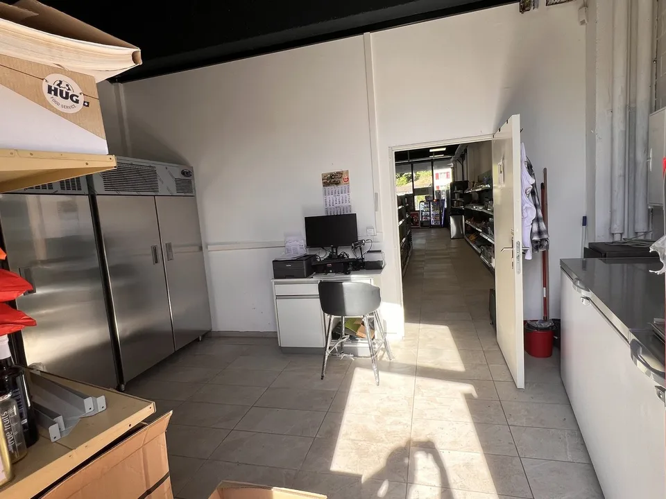 Tankstelle mit modernem Shop & Gastronomiepotenzial in Moutier – Foto 12 von 13