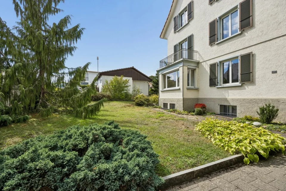 Casa a tre famiglie versatile con molto spazio e grande potenziale – foto 2 di 15