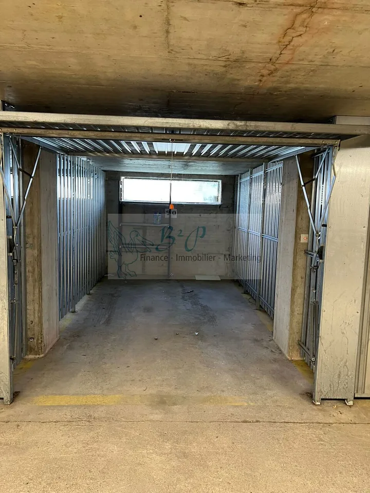 Parkplatz mit Gitter in einem Sammelgarage – Foto 2 von 3