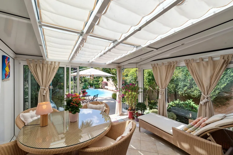 Charming house with tree-lined garden & pool – photo 3 of 13