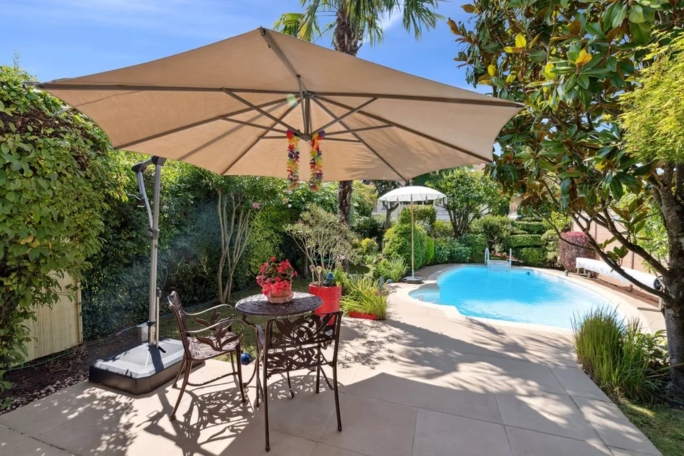 Charming house with tree-lined garden & pool – photo 2 of 13