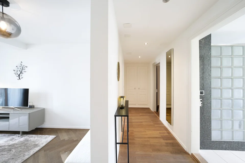 Grosszügige 3.5-Zimmer-Wohnung mit Balkon in Zürich-West – Foto 2 von 17