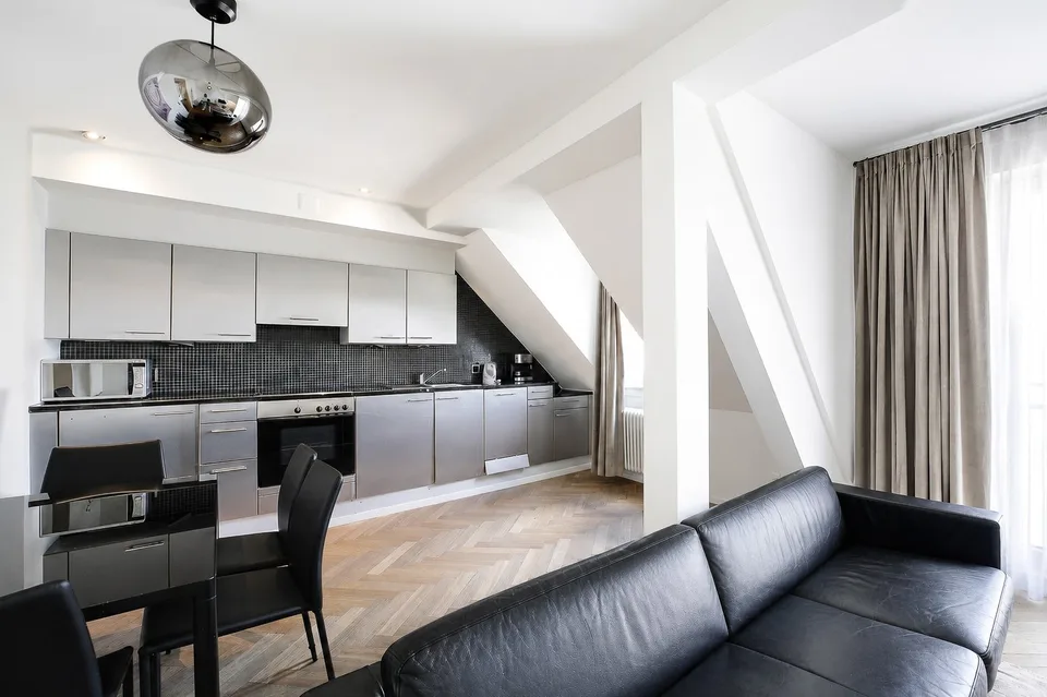 Grosszügige 3.5-Zimmer-Wohnung mit Balkon in Zürich-West – Foto 3 von 17