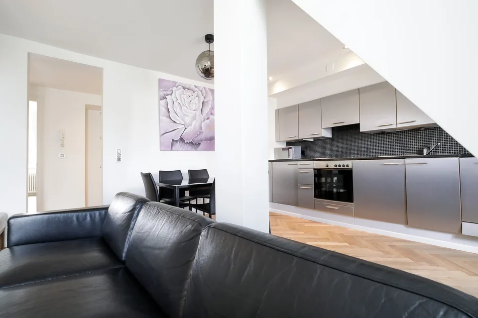 Grosszügige 3.5-Zimmer-Wohnung mit Balkon in Zürich-West – Foto 9 von 17
