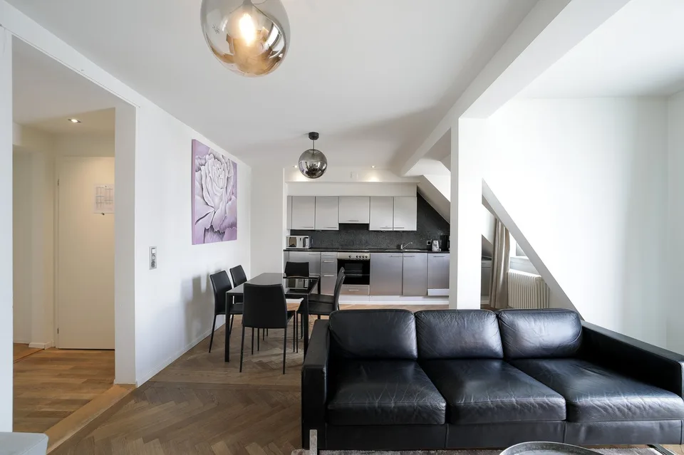 Grosszügige 3.5-Zimmer-Wohnung mit Balkon in Zürich-West – Foto 7 von 17