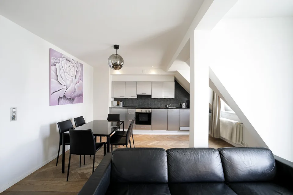 Grosszügige 3.5-Zimmer-Wohnung mit Balkon in Zürich-West – Foto 8 von 17
