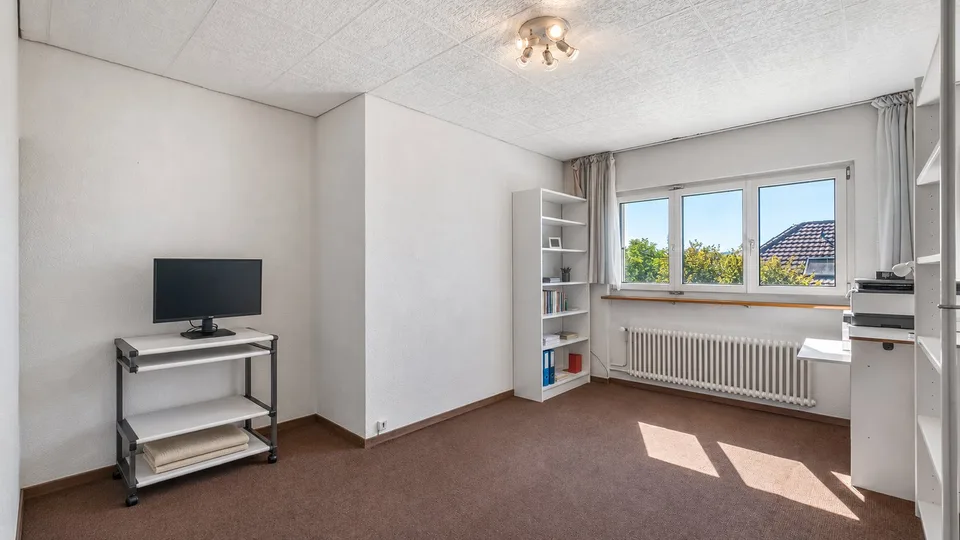 Charmantes 6.5-Zimmer-Einfamilienhaus mit Gartenoase, freistehend – Foto 15 von 17