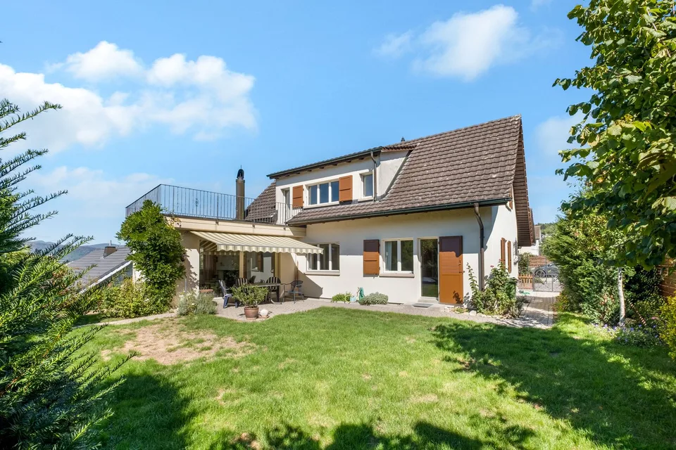 Charmantes 6.5-Zimmer-Einfamilienhaus mit Gartenoase, freistehend – Foto 3 von 17