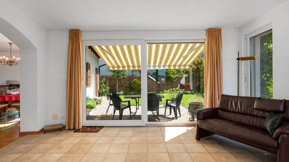 Charmantes 6.5-Zimmer-Einfamilienhaus mit Gartenoase, freistehend – Foto 8 von 17