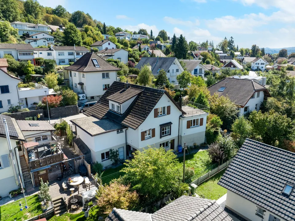 Charmantes 6.5-Zimmer-Einfamilienhaus mit Gartenoase, freistehend – Foto 4 von 17