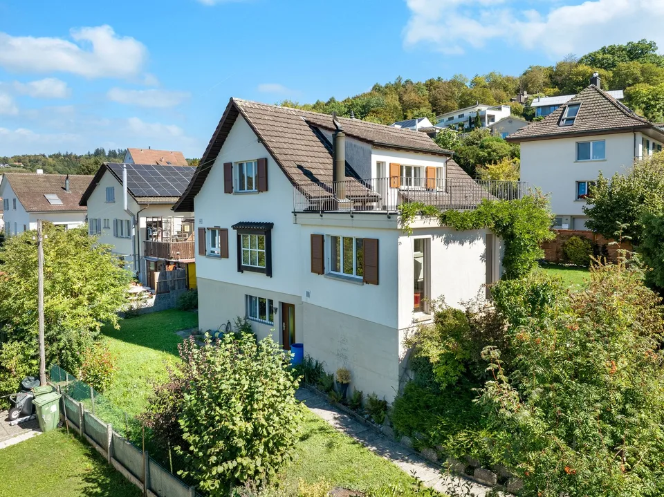 Charmantes 6.5-Zimmer-Einfamilienhaus mit Gartenoase, freistehend – Foto 2 von 17