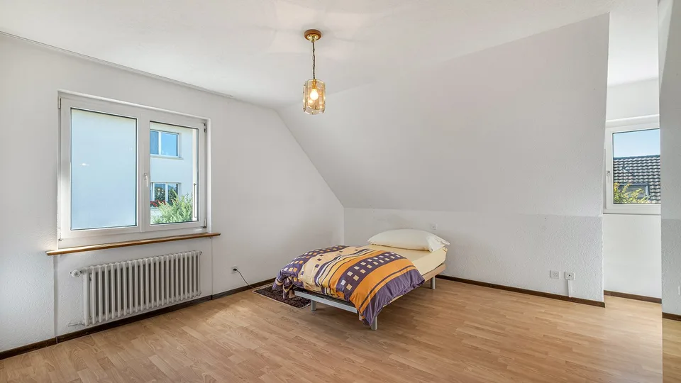 Charmantes 6.5-Zimmer-Einfamilienhaus mit Gartenoase, freistehend – Foto 14 von 17