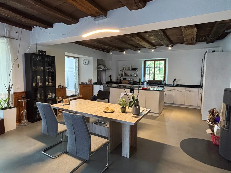 Casa di 3 famiglie sul ruscello del villaggio – foto 4 di 16