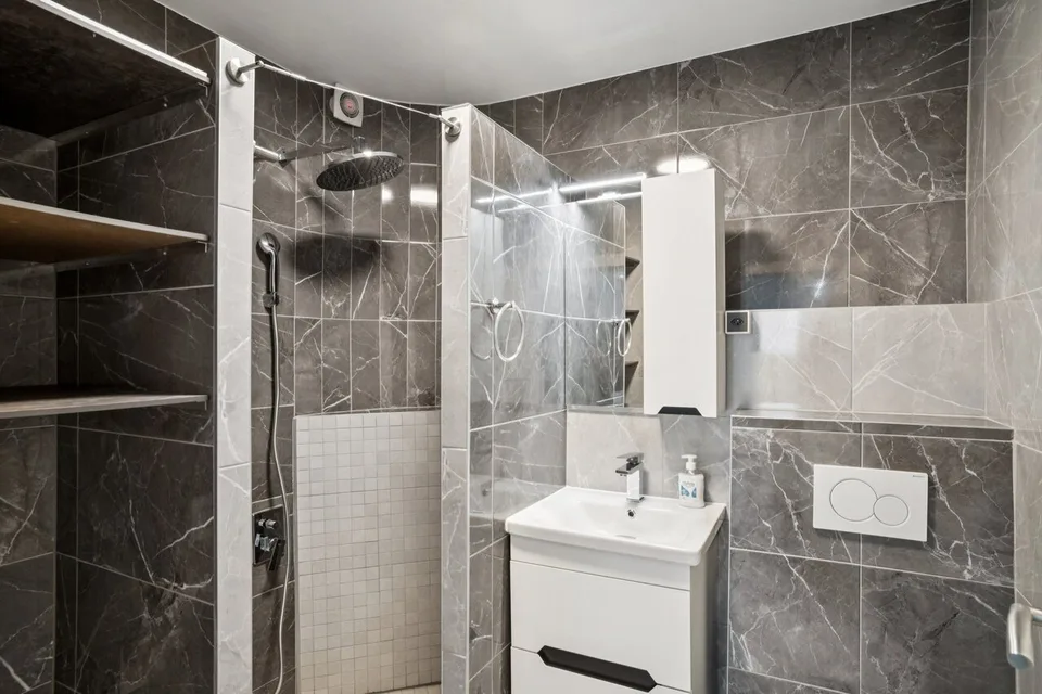 Un appartamento di 4.5 locali con fascino unico e giardino – foto 4 di 6