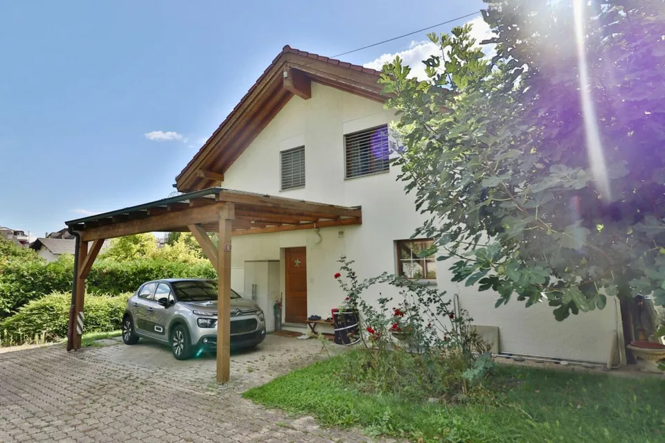 LEYTRON - EIN HAUS, IN DEM MAN FAST DIE KINDER IM GARTEN SPIELEN HÖRT? – Foto 2 von 13