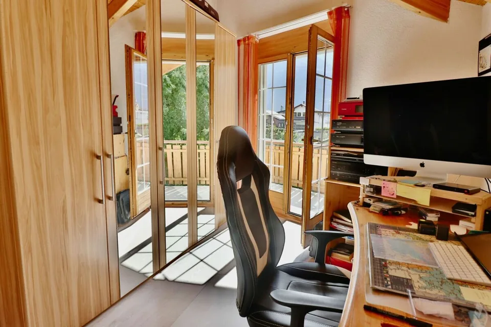 LEYTRON - EIN HAUS, IN DEM MAN FAST DIE KINDER IM GARTEN SPIELEN HÖRT? – Foto 9 von 13