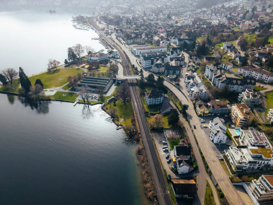 Historisches MFH mit 3 Einheiten und privatem Seepark mit EFH in Richterswil – Foto 2 von 13