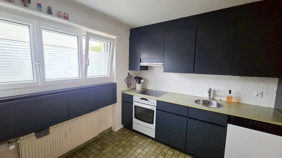 Maison unifamiliale dépendante de 4,5 pièces avec appentis et garage dans un bonne situation macro – photo 6 sur 18