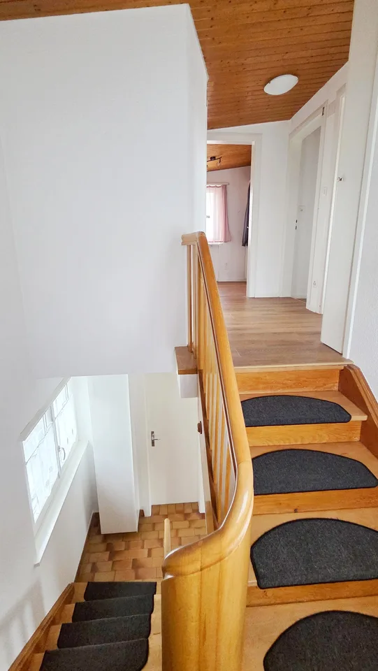 Maison unifamiliale dépendante de 4,5 pièces avec appentis et garage dans un bonne situation macro – photo 8 sur 18