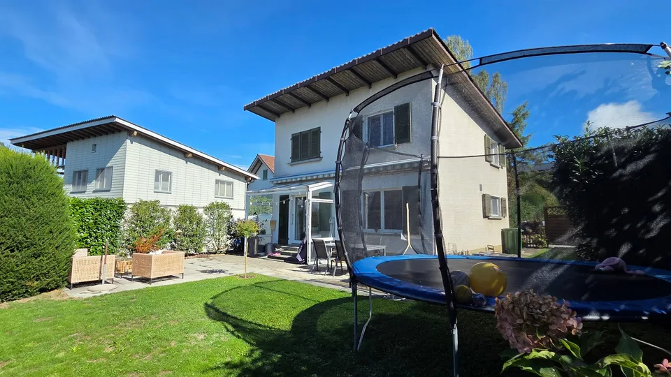 Maison unifamiliale dépendante de 4,5 pièces avec appentis et garage dans un bonne situation macro – photo 4 sur 18