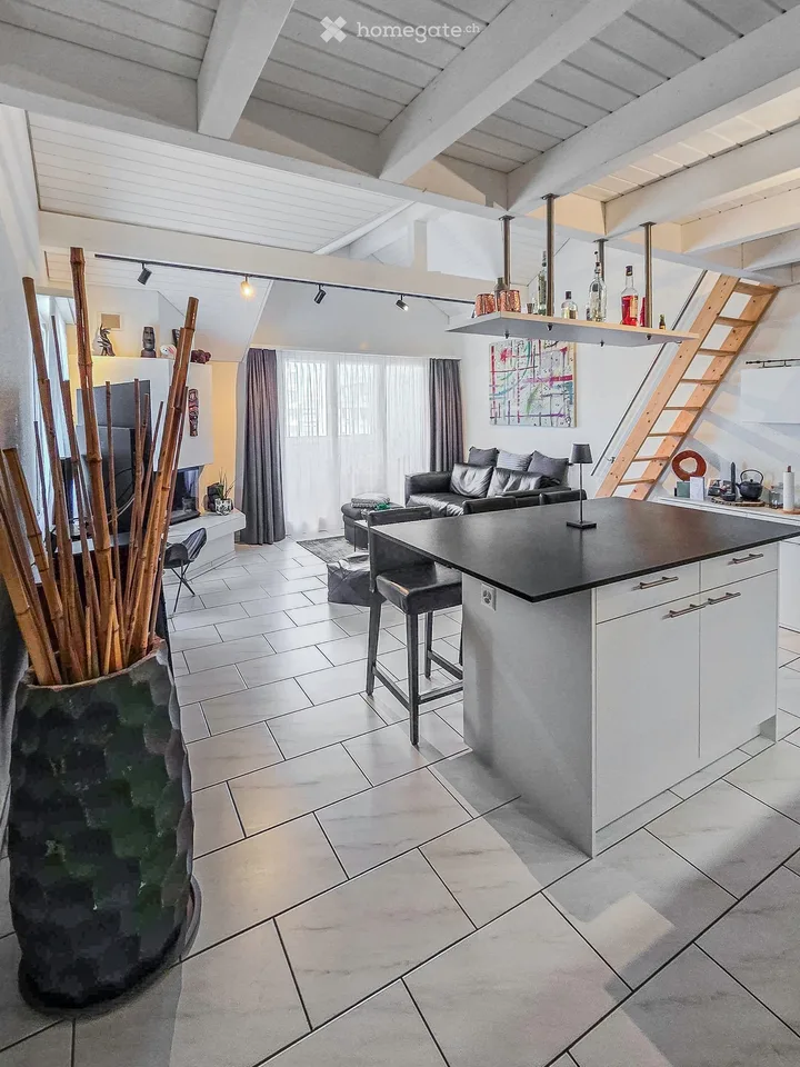 Charmante 3.5-Zimmer-Dachwohnung mit Balkon in Uitikon Waldegg – Foto 2 von 7