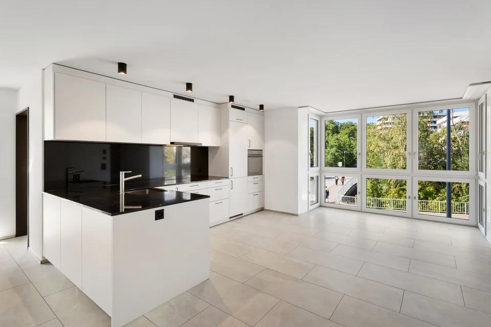New Build: Large, Stylish 4.5-Room Apartment with Balcony and Loggia