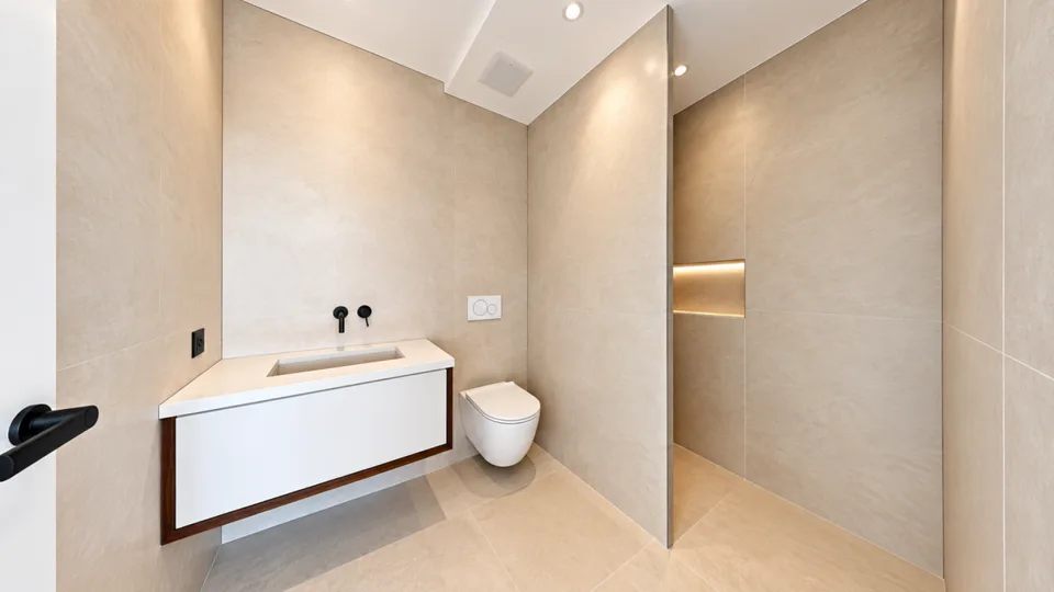APPARTAMENTO ESCLUSIVO 4.5 LOCALI CON VISTA PANORAMICA E GRANDE ZONA ESTERNA