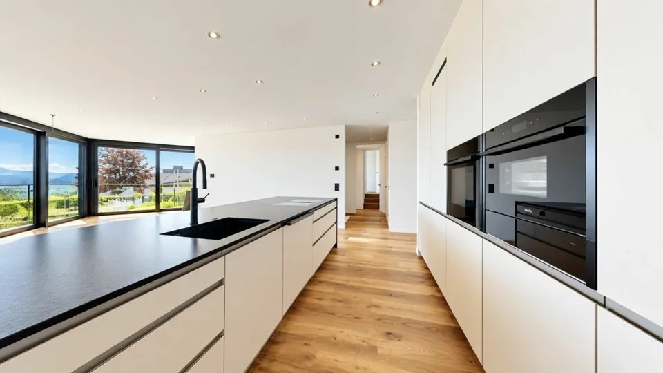 APPARTAMENTO ESCLUSIVO 4.5 LOCALI CON VISTA PANORAMICA E GRANDE ZONA ESTERNA