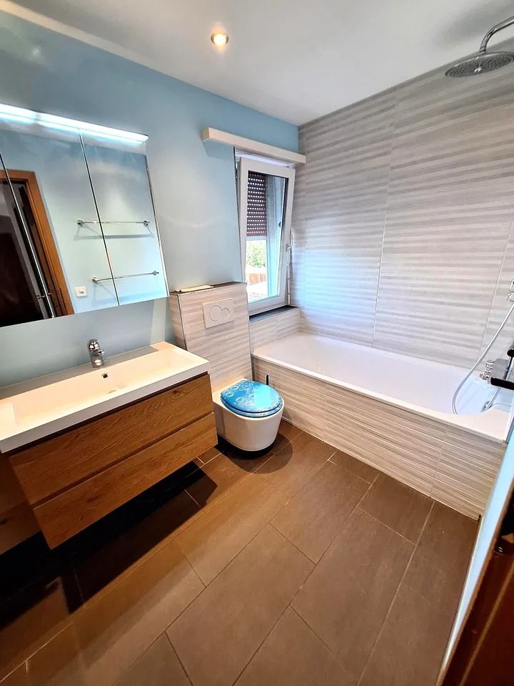 Appartement très bien entretenu de 4,5 pièces au 1er étage est avec cave et garage à Attiswil – photo 8 sur 16
