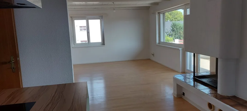Appartement très bien entretenu de 4,5 pièces au 1er étage est avec cave et garage à Attiswil – photo 4 sur 16