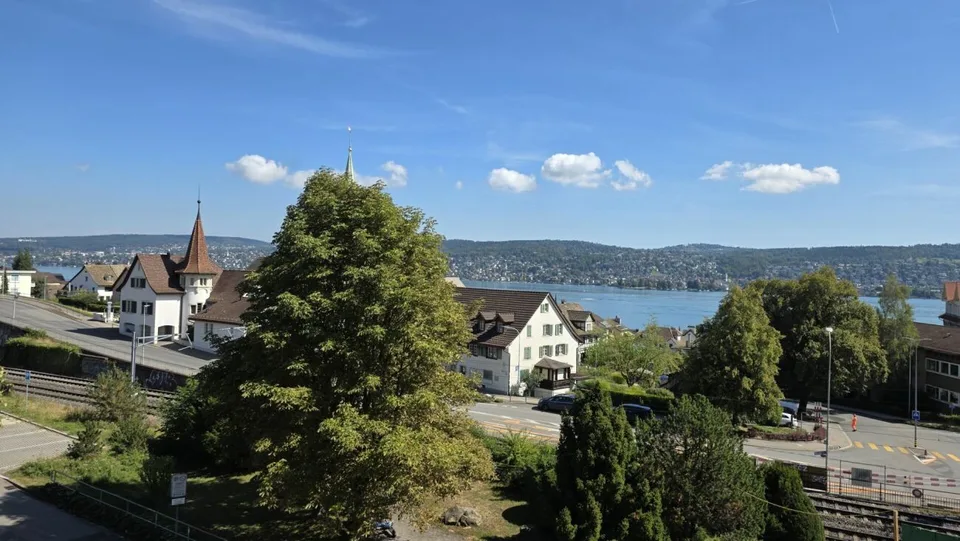 Appartamento attico con vista sul lago e sulla montagna a Rüschlikon – foto 3 di 15