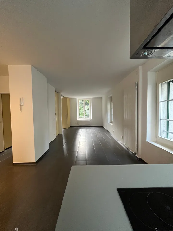 Renovierte 2.5-Zimmer-Altbauwohnung / Appartement rénové de 2,5 pièces – Foto 2 von 9