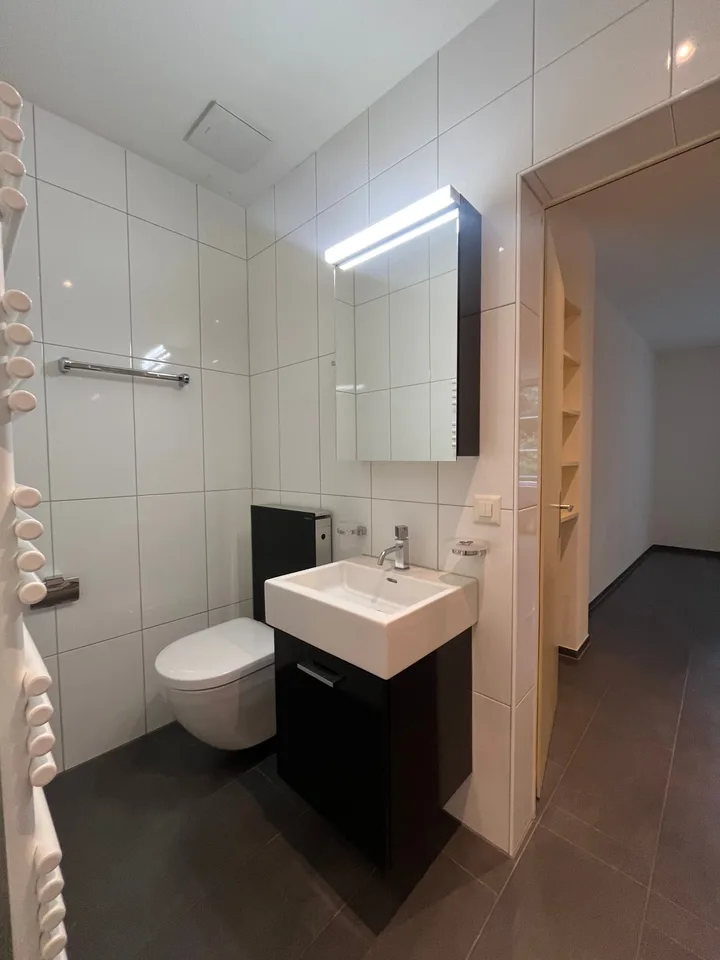 Renovierte 2.5-Zimmer-Altbauwohnung / Appartement rénové de 2,5 pièces – Foto 8 von 9