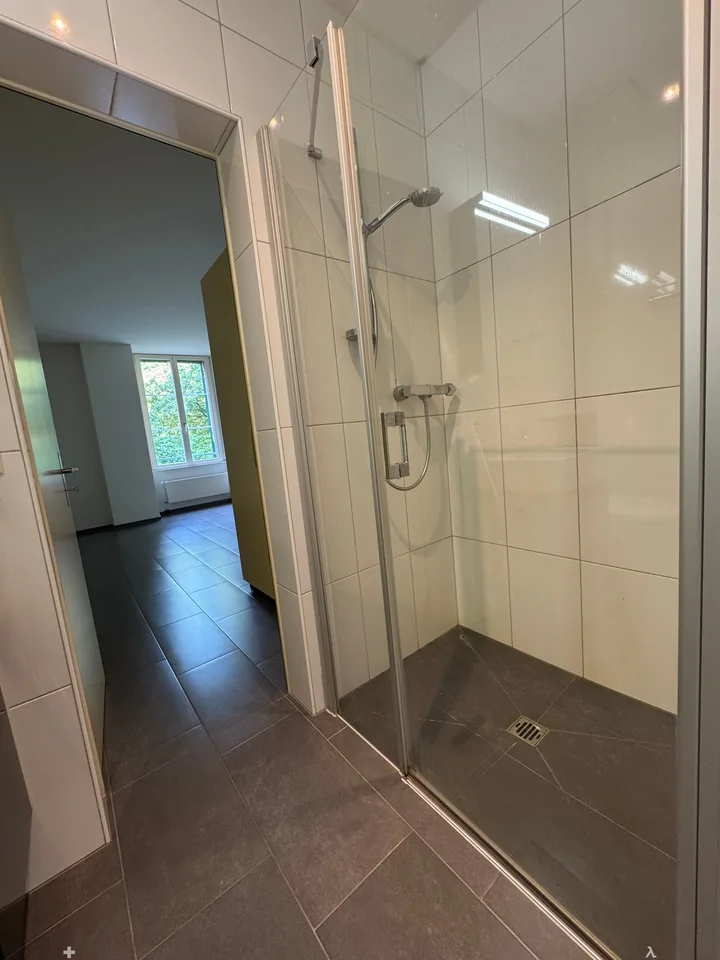 Renovierte 2.5-Zimmer-Altbauwohnung / Appartement rénové de 2,5 pièces – Foto 7 von 9