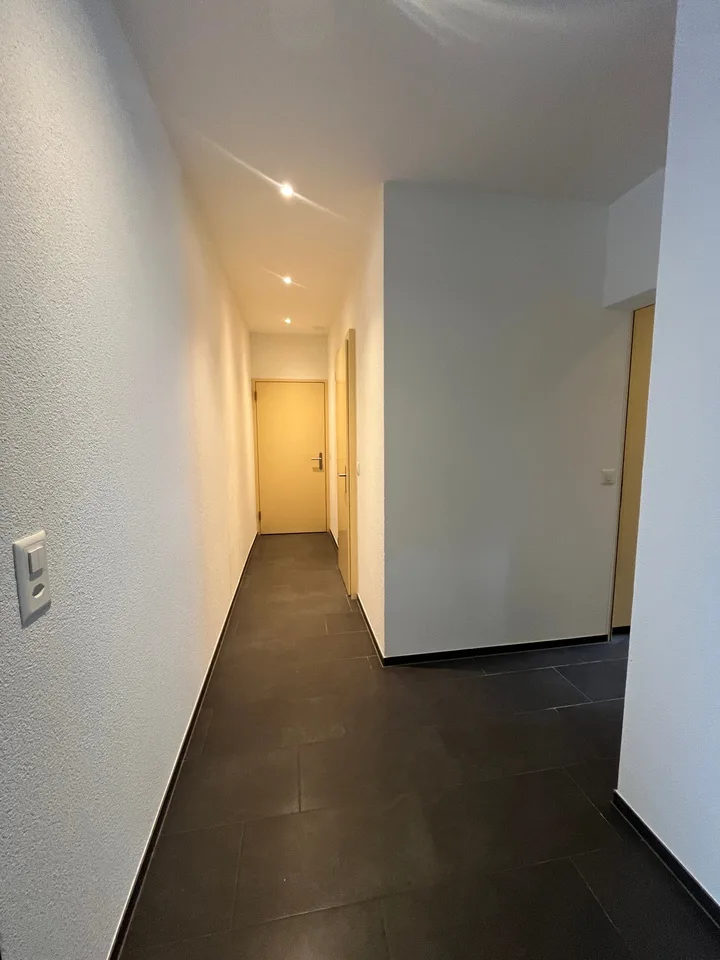 Renovierte 2.5-Zimmer-Altbauwohnung / Appartement rénové de 2,5 pièces – Foto 9 von 9